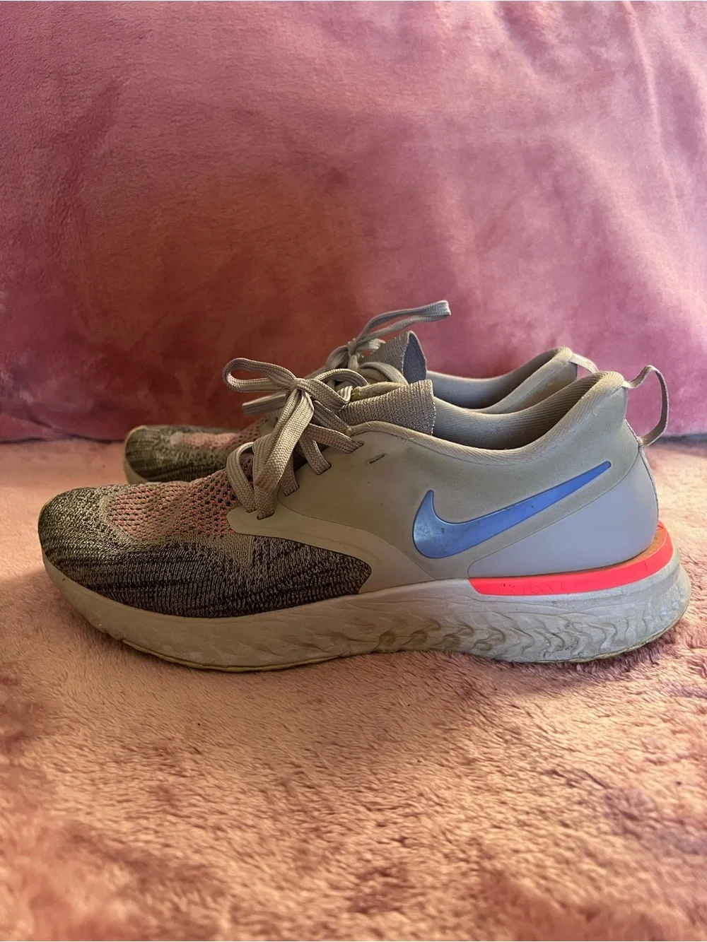 Nike Women's Gray and Pink Athletic Shoes